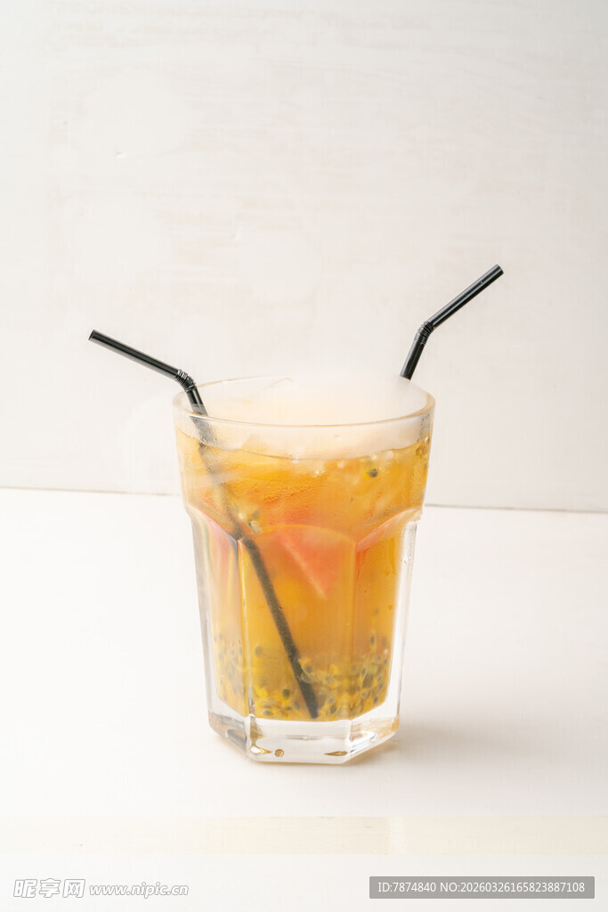 两杯美味水果饮品