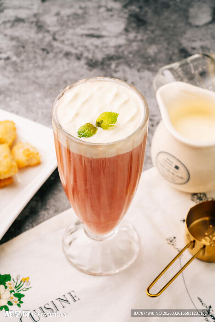 草莓奶昔配小食 精致美味