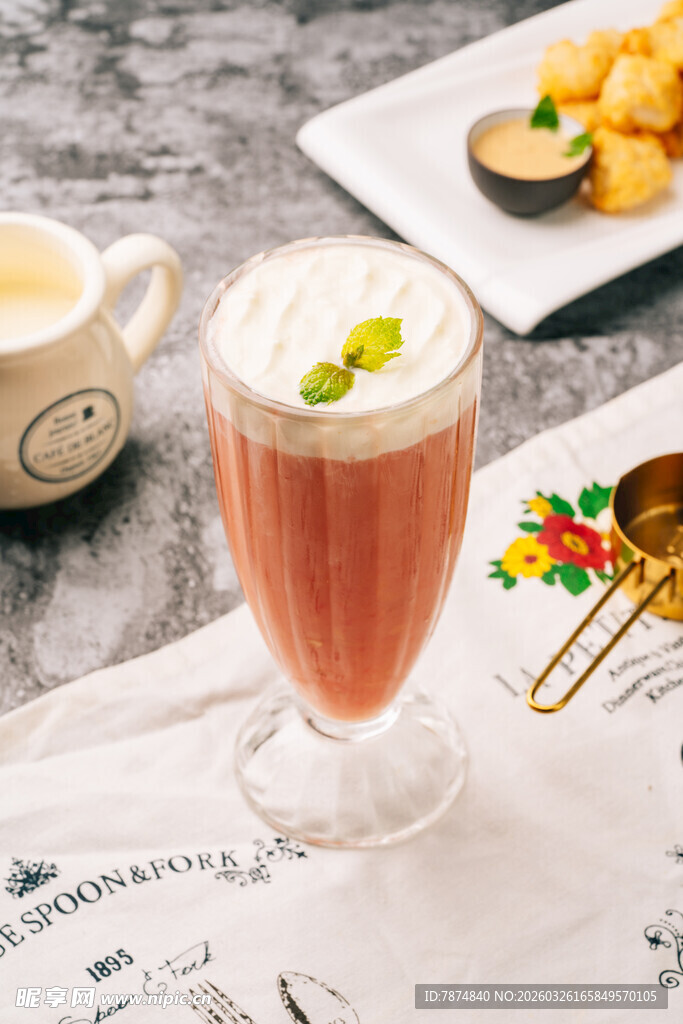 草莓奶盖饮品 清新诱人