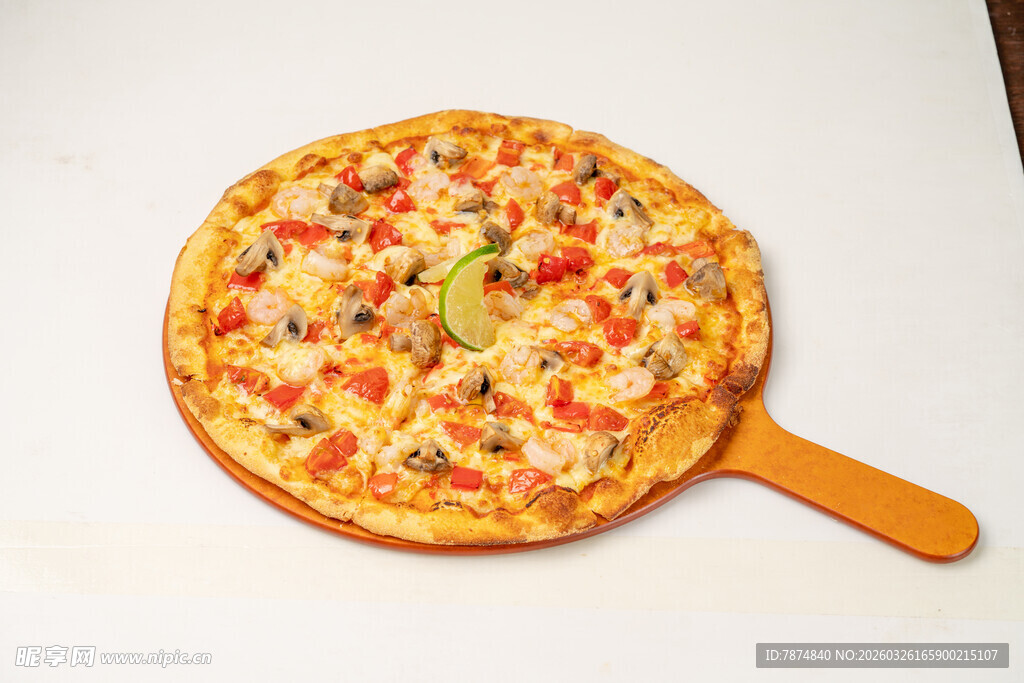美味披萨置于木铲上