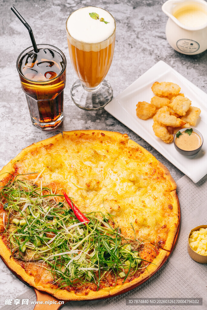 美味披萨搭配多样饮品