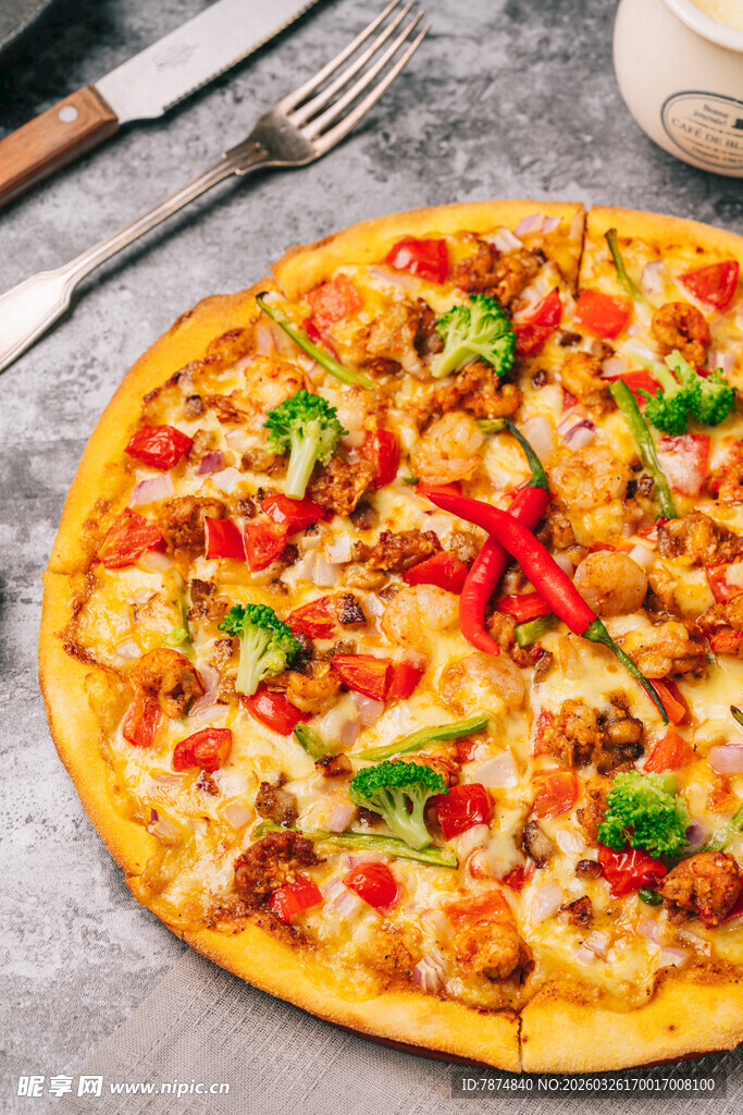 美味鸡肉蔬菜披萨