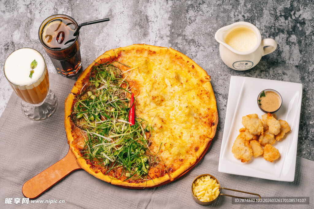 美味双拼披萨与多样小食