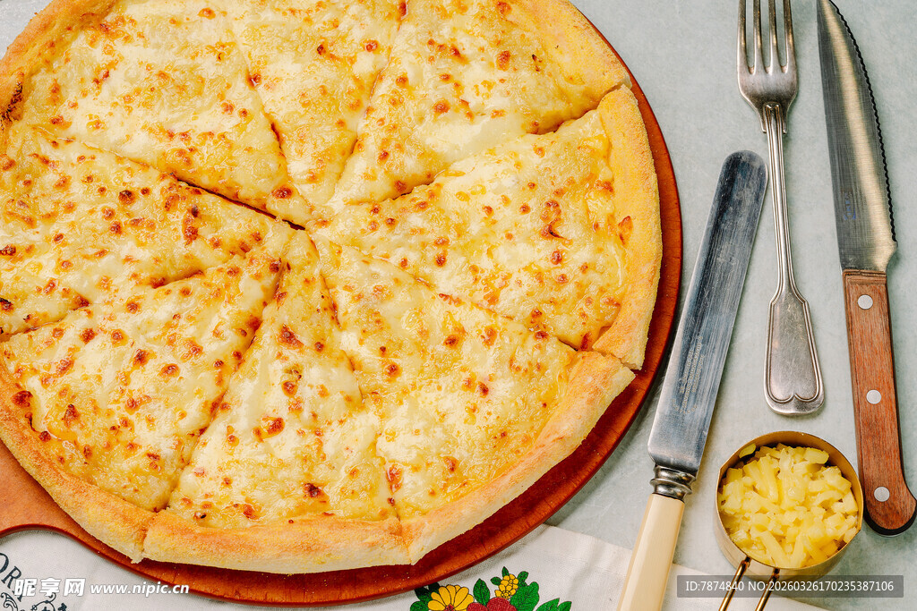 美味芝士披萨与餐具相伴