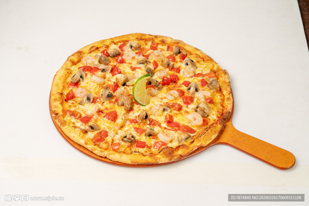 美味披萨置于木制披萨铲上