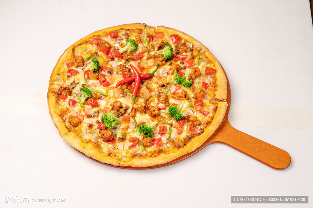 美味蔬菜披萨置于木盘上