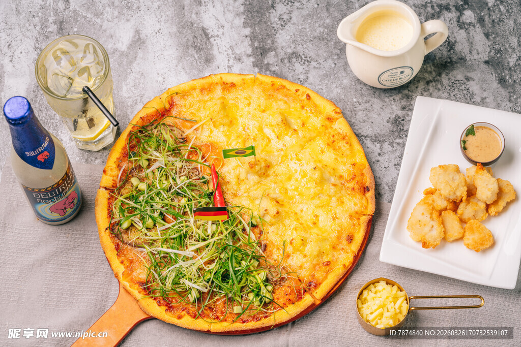 双色美味披萨搭配小食