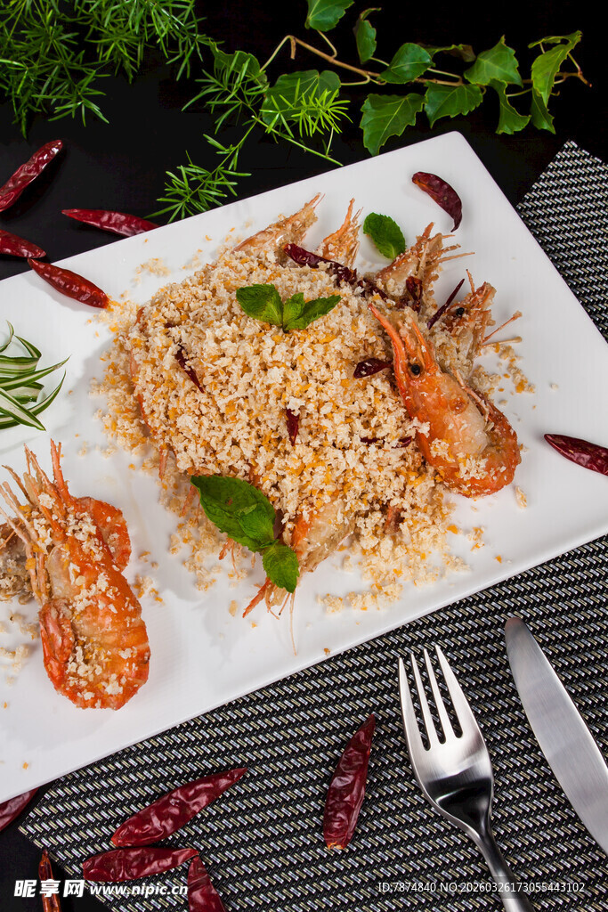 虾仁炒饭配虾摆盘精致