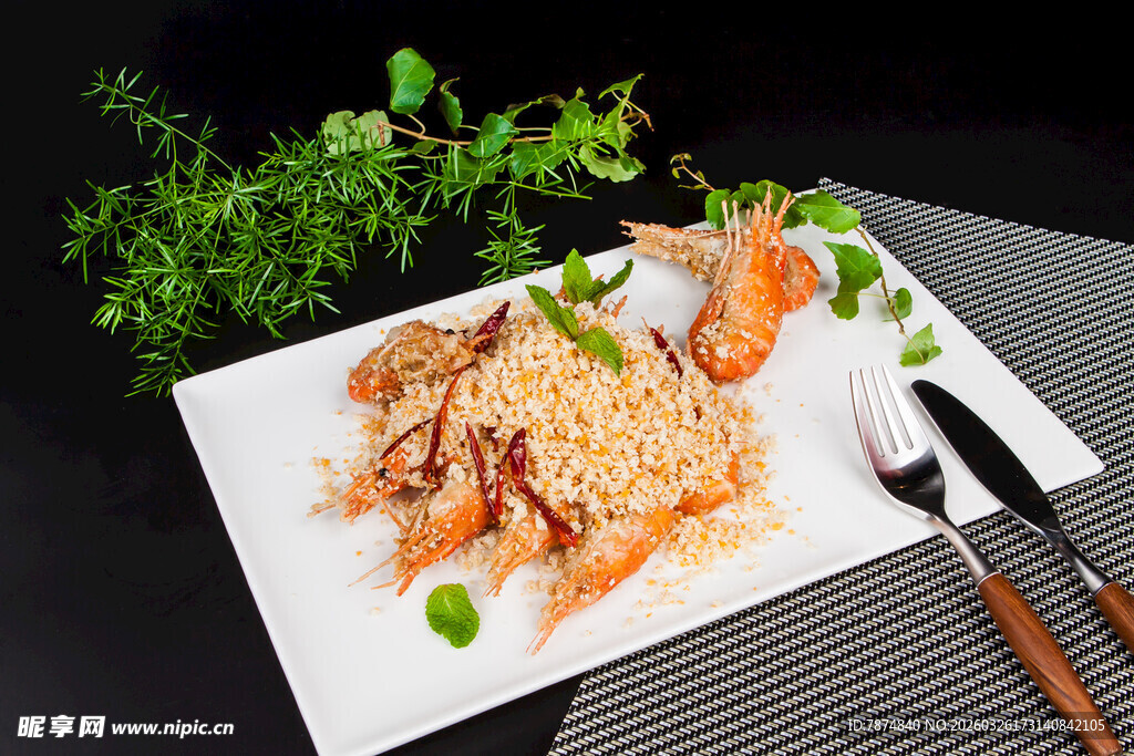 美味虾仁炒饭摆盘精致