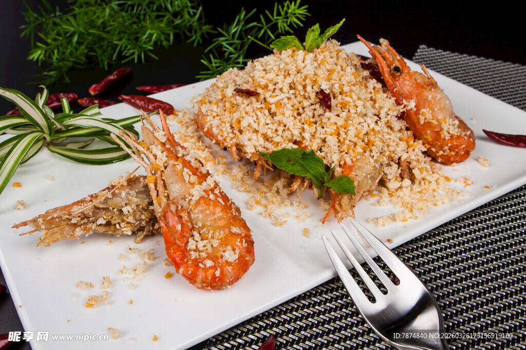 虾仁炒饭配大虾摆盘精美