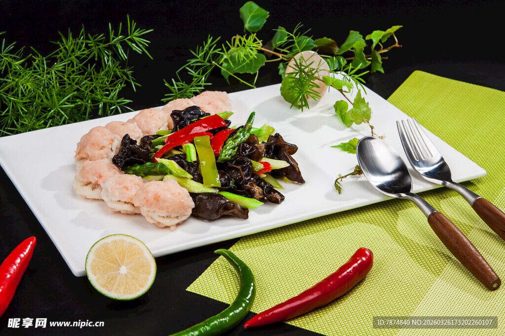 美味生鸡肉与蔬菜摆盘