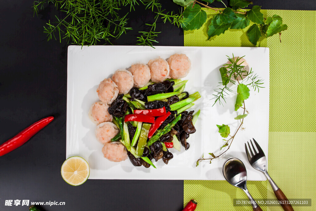 美味荤素搭配的精致菜肴