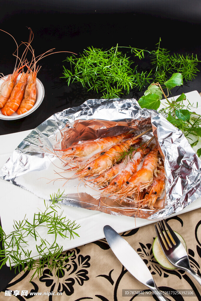 锡纸烤虾配清新香草