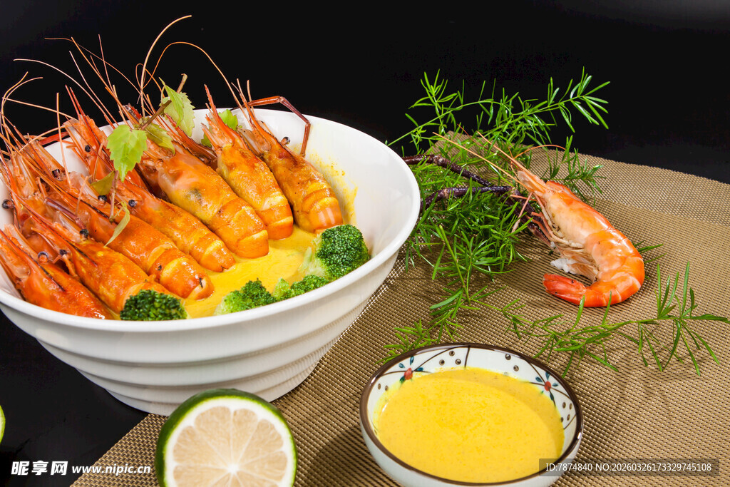 美味鲜虾摆盘 搭配蘸料