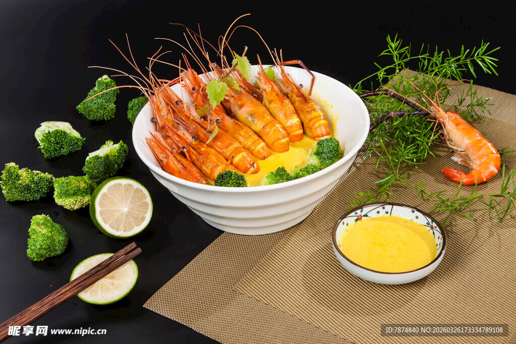 白碗盛美味大虾及配菜
