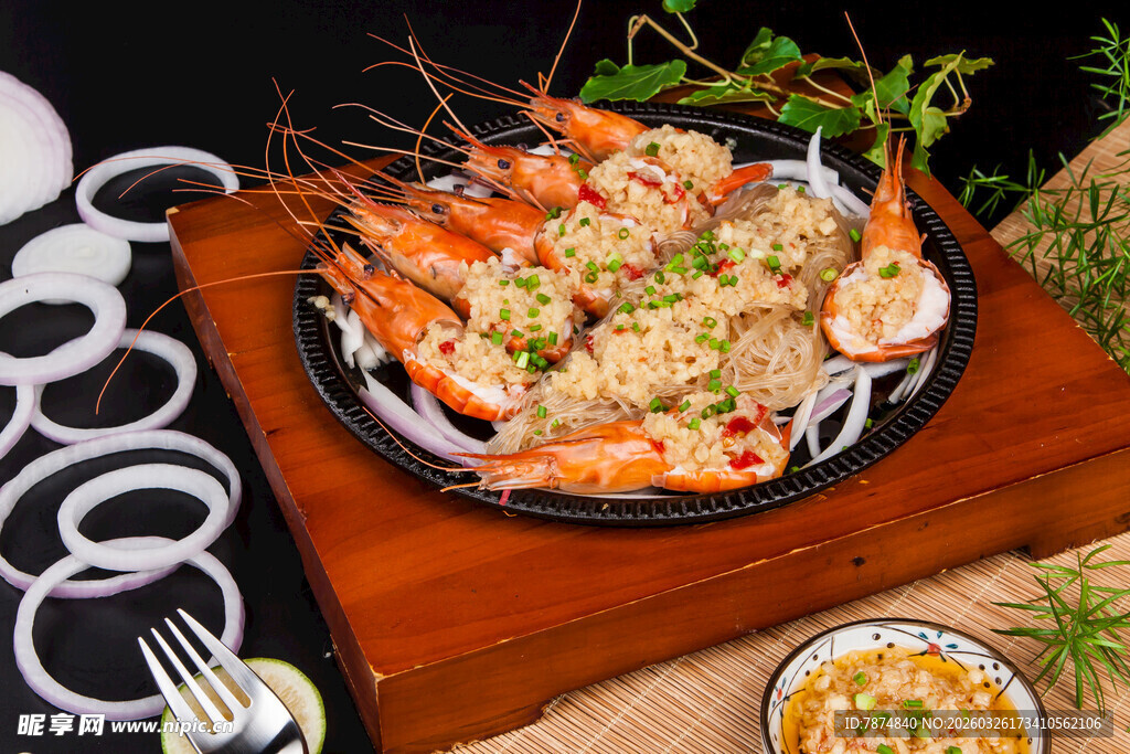 美味蒜蓉烤虾摆盘精致