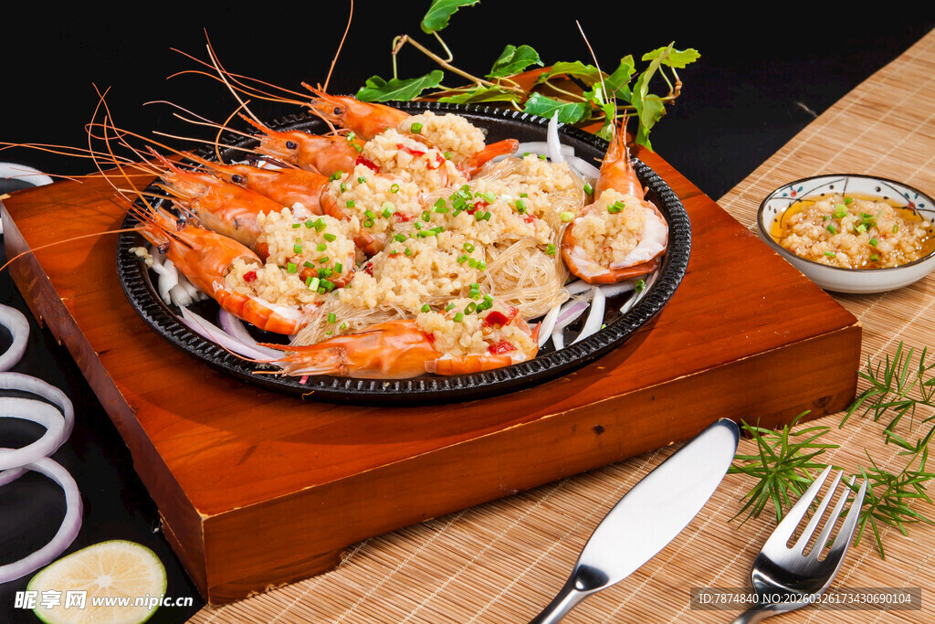 蒜蓉烤大虾配餐具调料