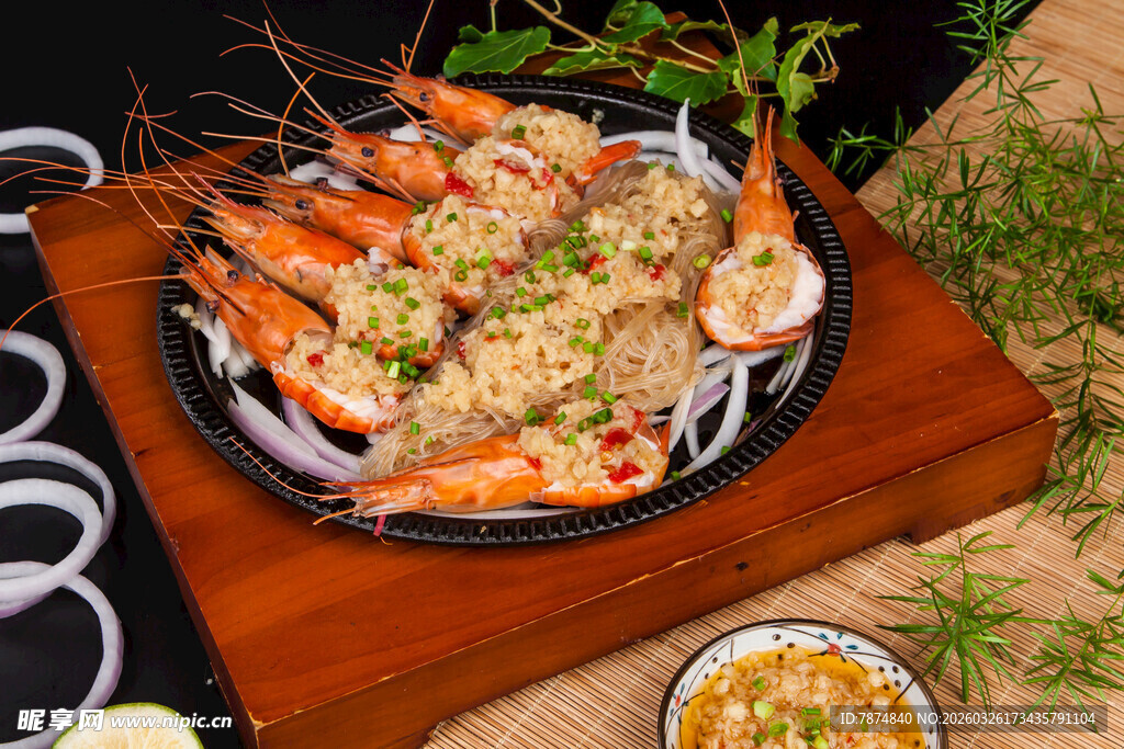 美味蒜蓉烤虾摆盘精致