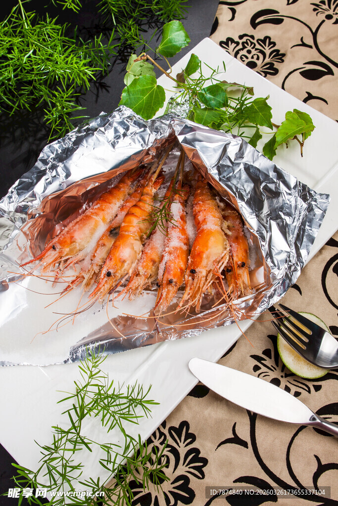 锡纸烤制的美味鲜嫩烤大虾