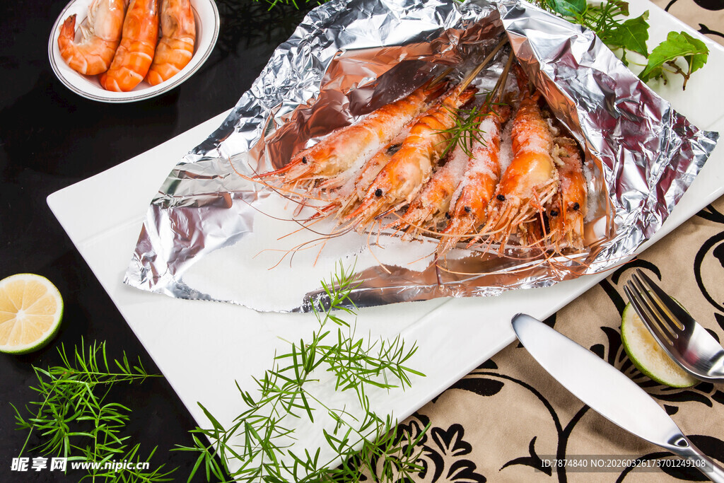 锡纸包裹的美味烤虾