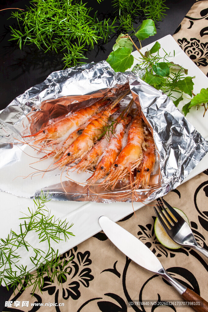 锡纸包裹的美味烤虾