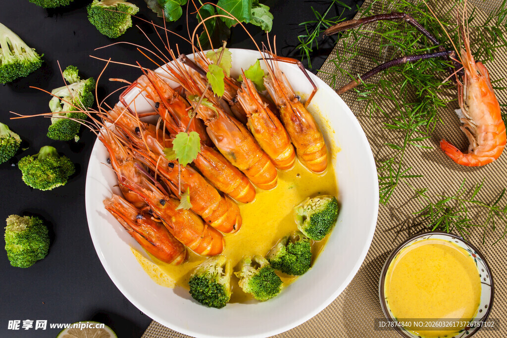 美味蒜蓉烤虾摆盘精致