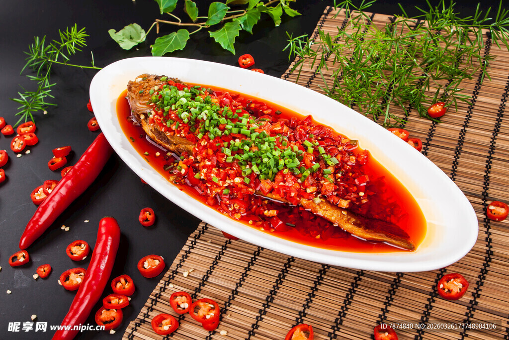 香辣红烧鱼摆放在竹席上