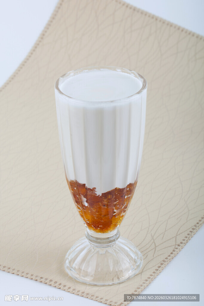 分层饮品置于玻璃杯