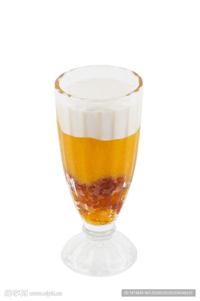 玻璃杯中装着分层饮品