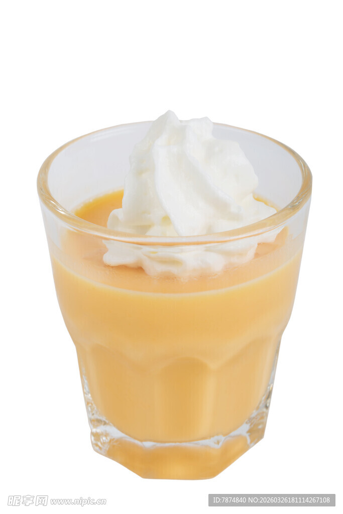 玻璃杯中的奶油芒果布丁
