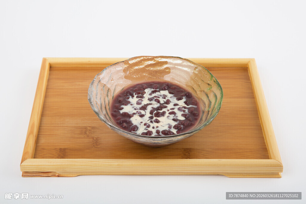 木盘上的巧克力碎甜品