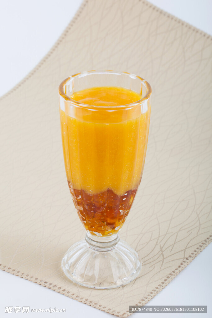 玻璃杯中装的美味珍珠奶茶