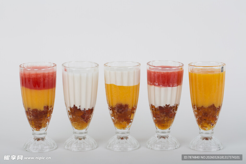 多彩分层饮品玻璃杯展示