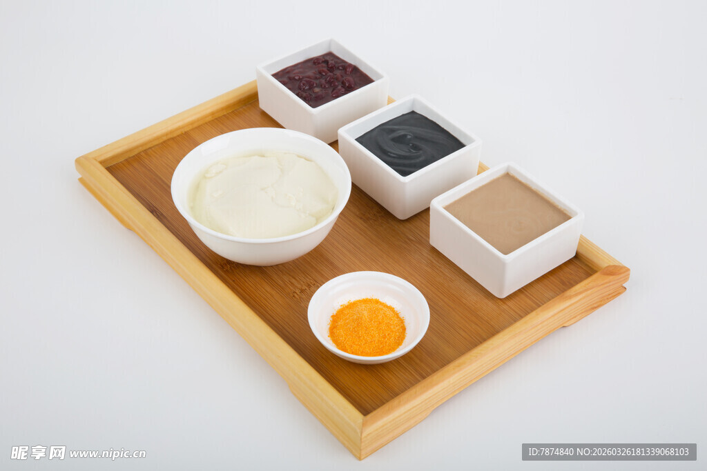 托盘上的多样甜点组合