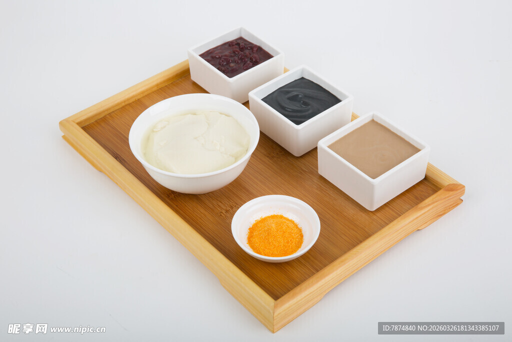 木制托盘上的多样甜品组合