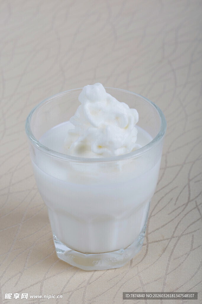 玻璃杯中的美味鲜奶油
