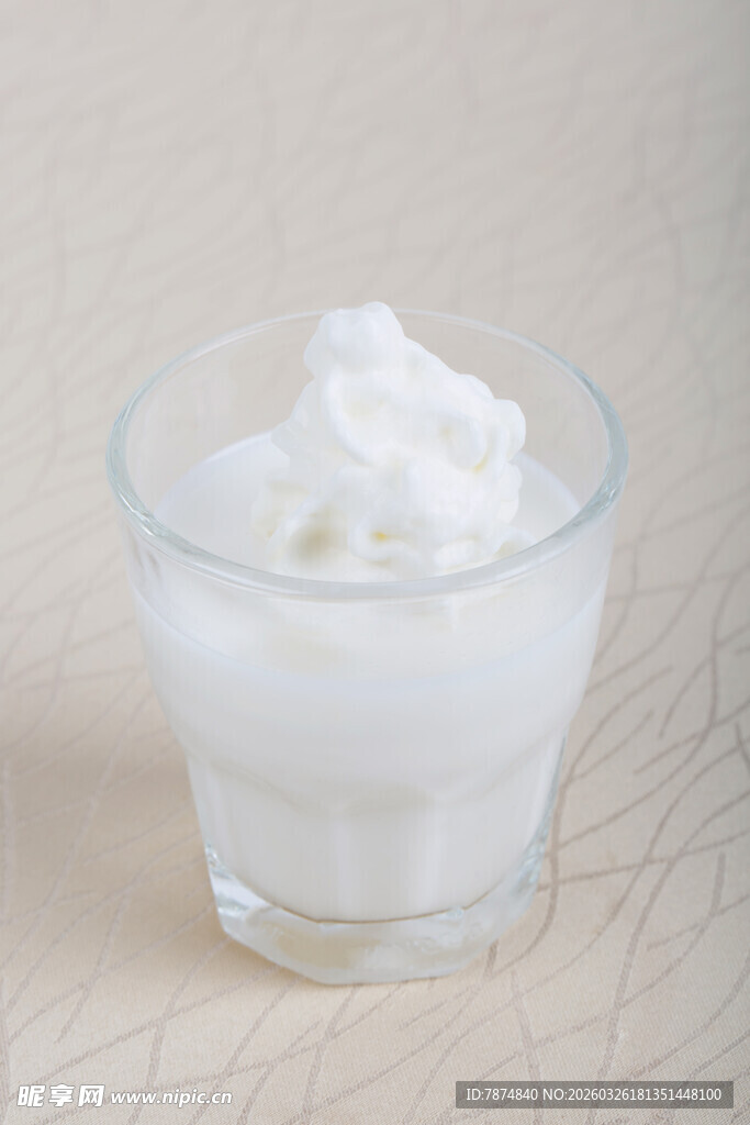 玻璃杯中的蓬松鲜奶油