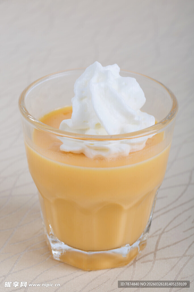 玻璃杯中的奶油南瓜布丁