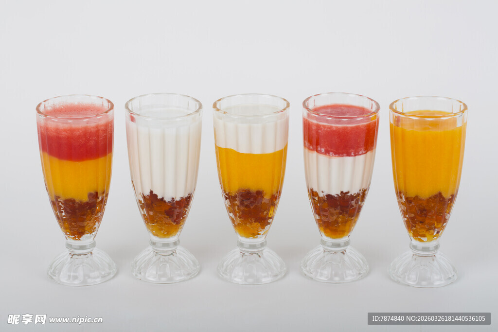 多彩分层饮品玻璃杯展示