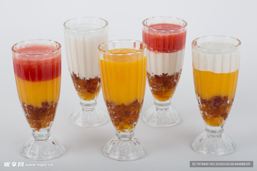 多彩分层果汁饮品展示