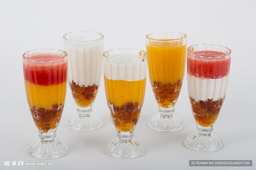 多彩分层饮品玻璃杯展示