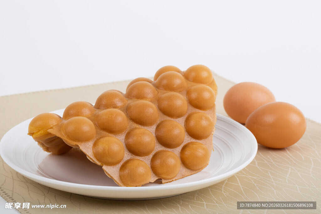 鸡蛋仔与鸡蛋置于盘中