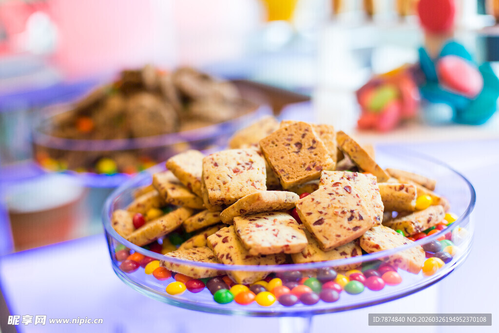 美味花样饼干摆放在盘中