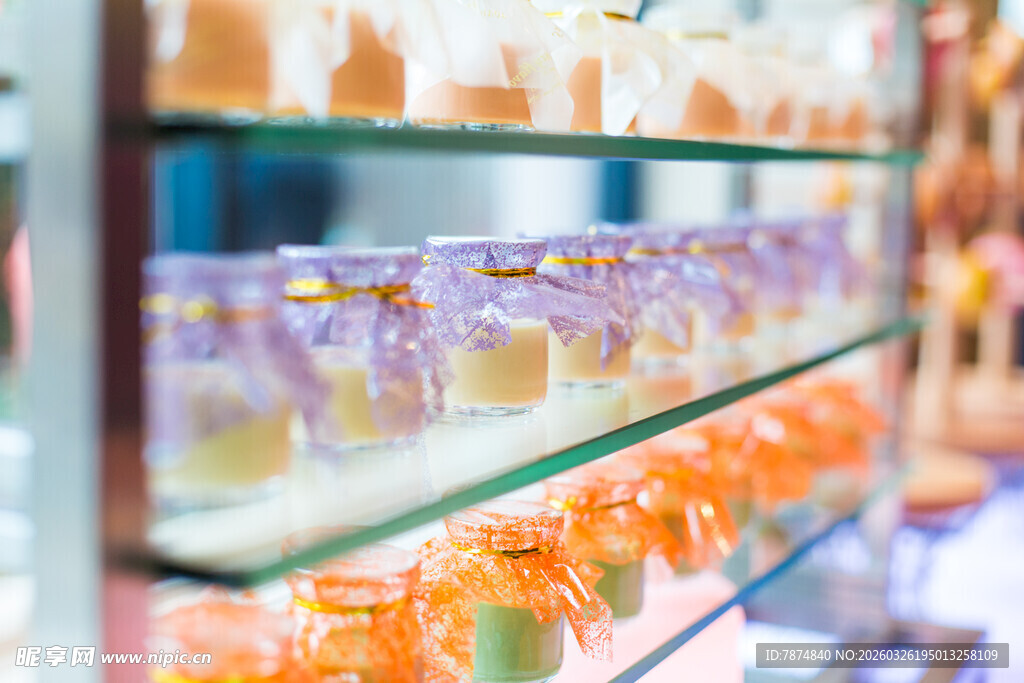 超市货架上琳琅满目的商品