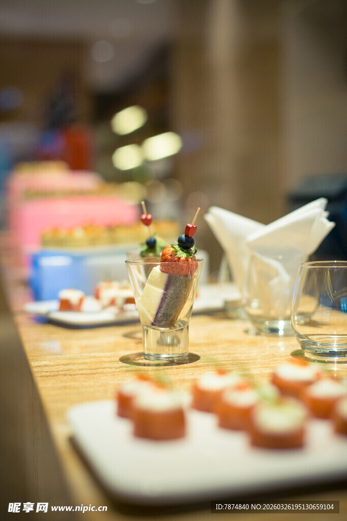 精致餐桌美食摆盘