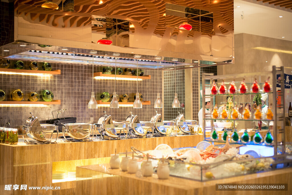 自助餐厅丰富美食陈列
