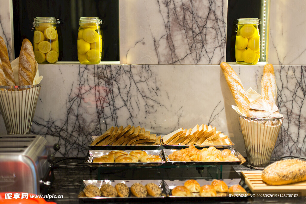 面包店丰富多样的烘焙食品