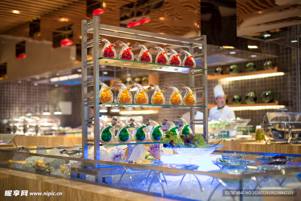 超市货架上的多彩商品陈列