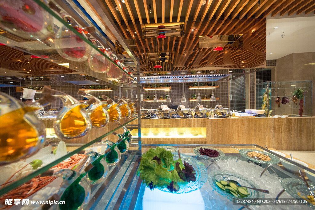 精致寿司陈列于冷藏柜中