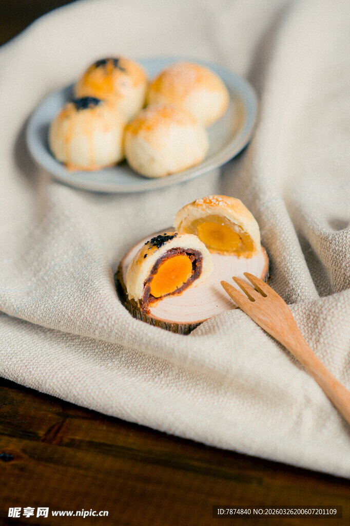 美味蛋黄酥摆放在布上